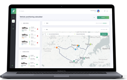 Macbook pro, на экране которого пользовательский интерфейс агрегатора услуг по перевозке транспорта с помощью автотрейлеров